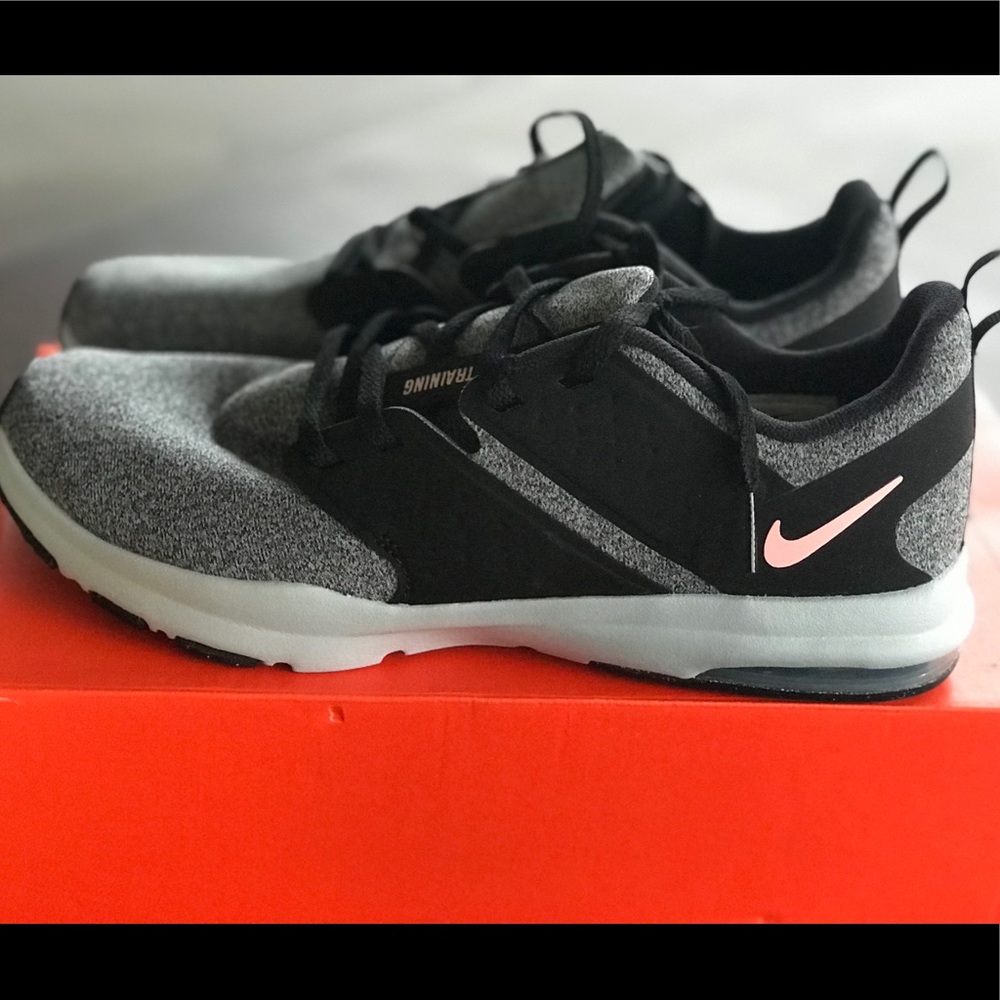 NIKE Bella